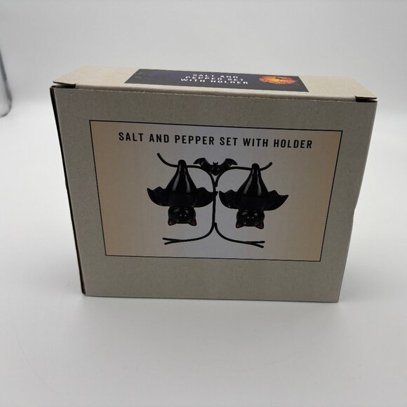 Cracker Barrel Hanging Bats With Stand Salt and Pepper Shaker Set Halloween NEW - Picture 1 of 3